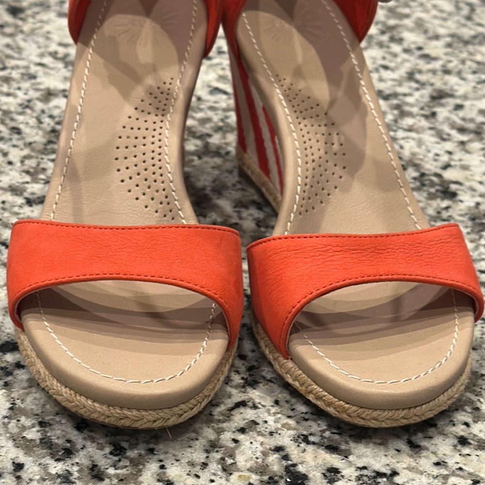 UGG Red Wedge Sandals with Open-Toe Design and Adjustable Ankle Strap - Picture 6 of 10
